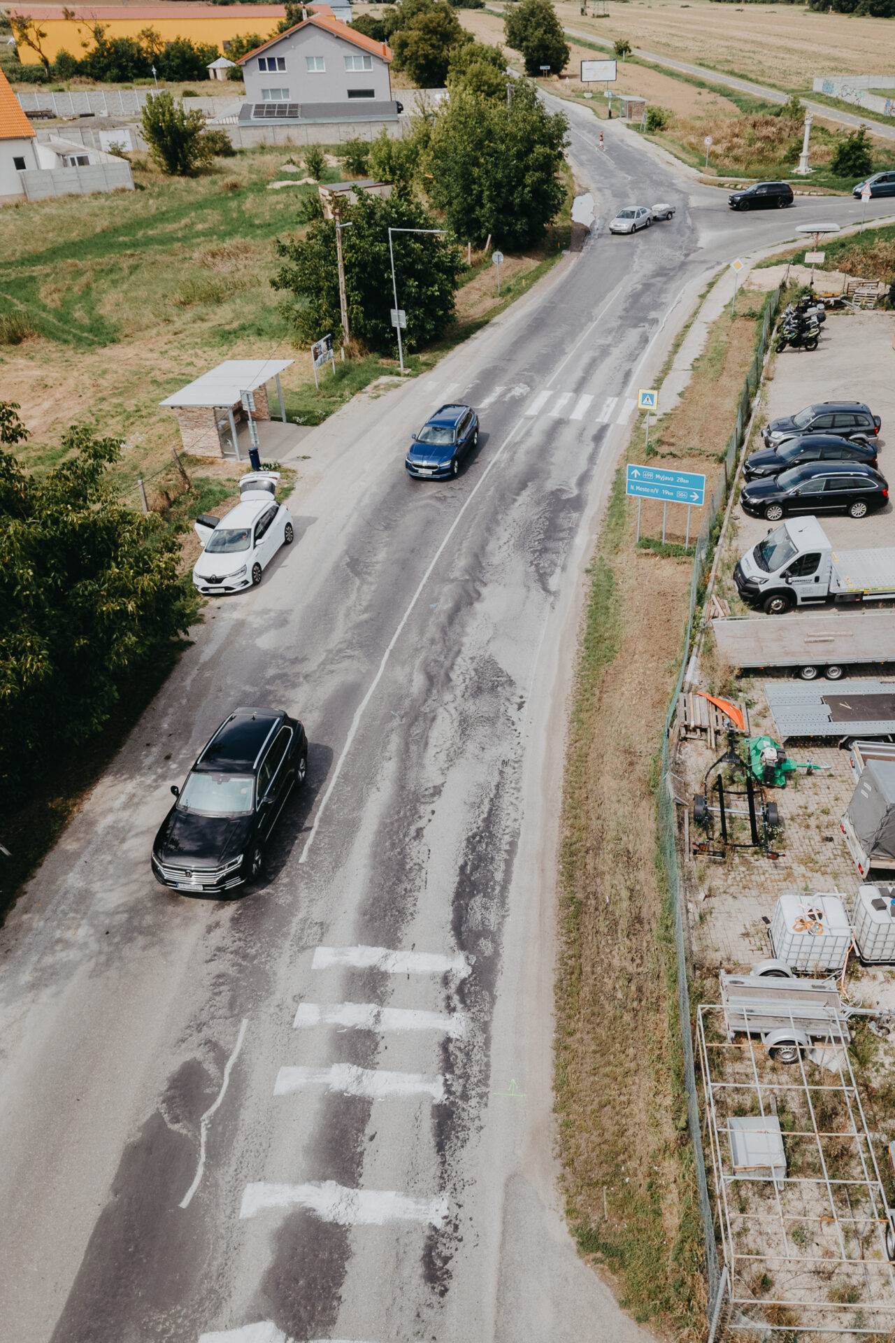 Vyjazdená cesta medzi Trebaticami a Vrbovým sa dočká obnovy. Župa spúšťa rekonštrukciu