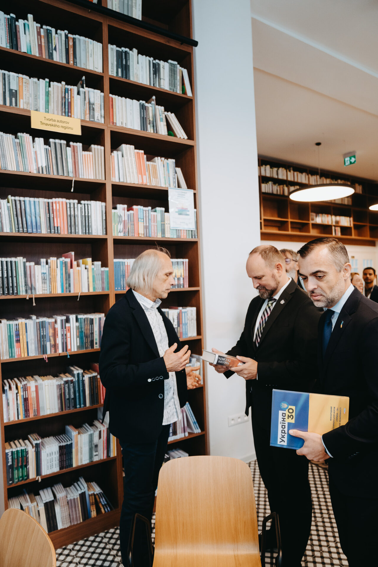 Vynovené oddelenie beletrie v najväčšej župnej knižnici láka čitateľov, pribudla polička s ukrajinskými knihami