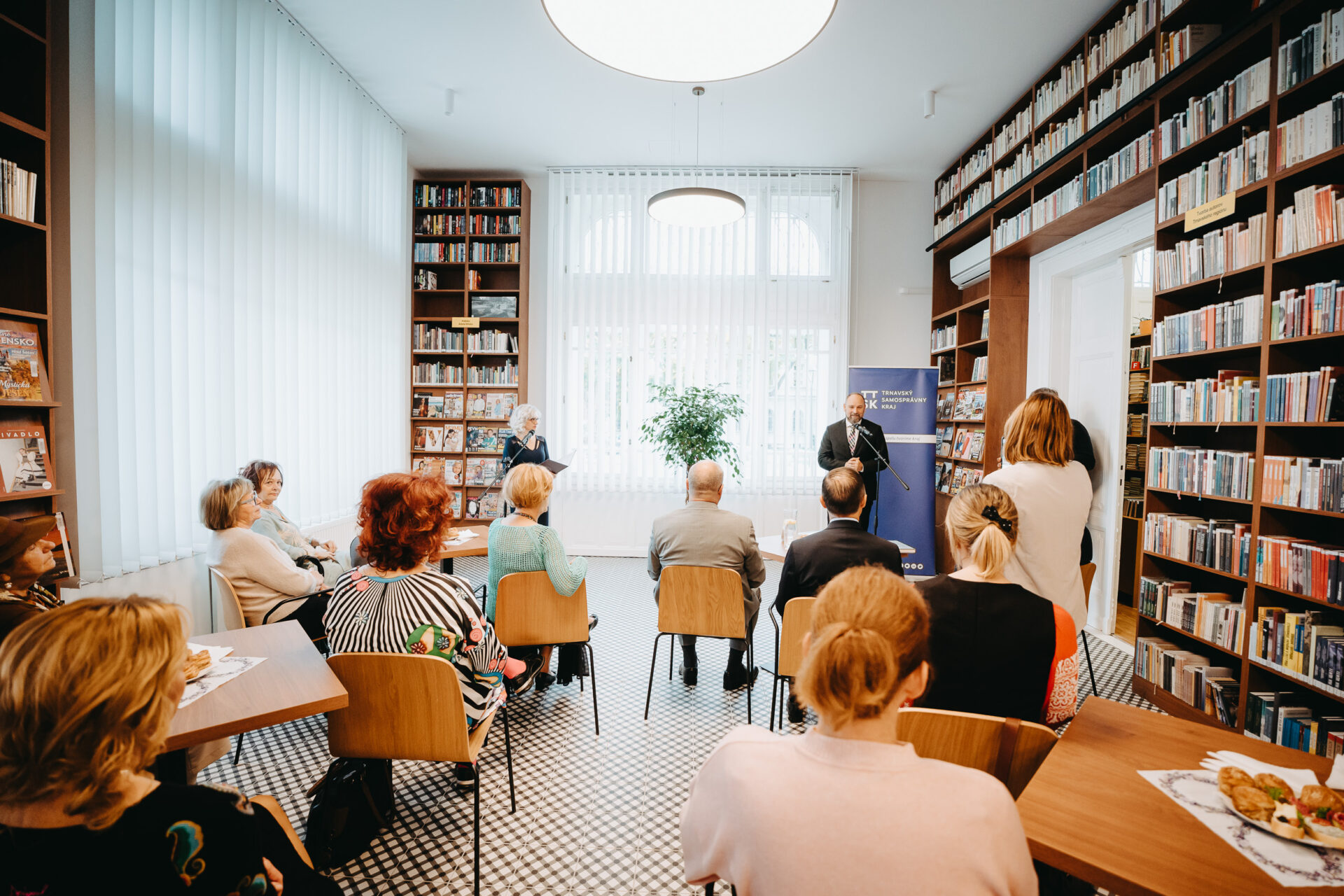 Novinkou vo vynovenej župnej knižnici je osobná zbierka Antona Srholca, verejnosť si ju môže vychutnať aj vo zväčšenej čitárni