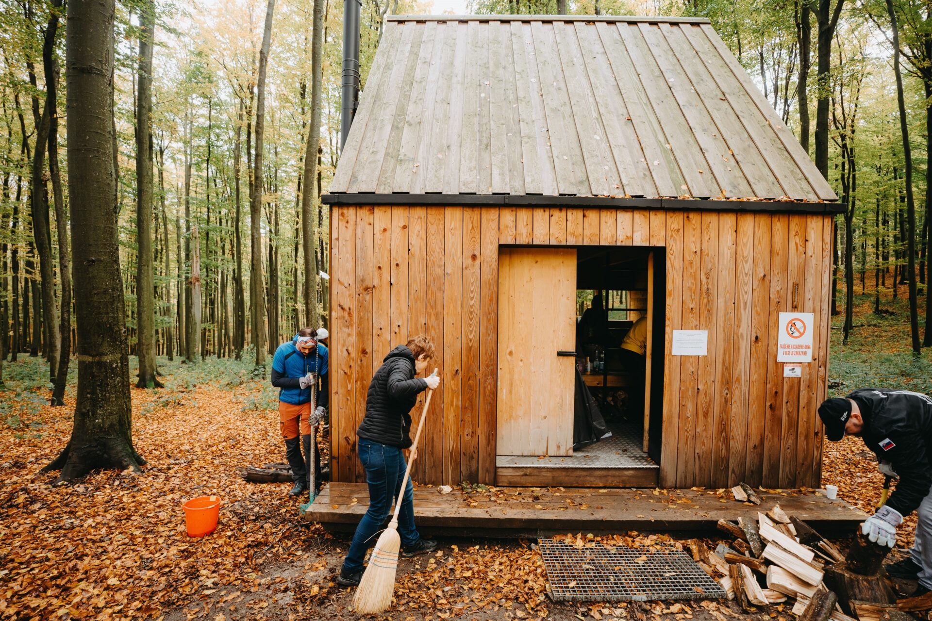 Užitočná brigáda pripravila Útulňu Jozefa Maka na zimnú sezónu