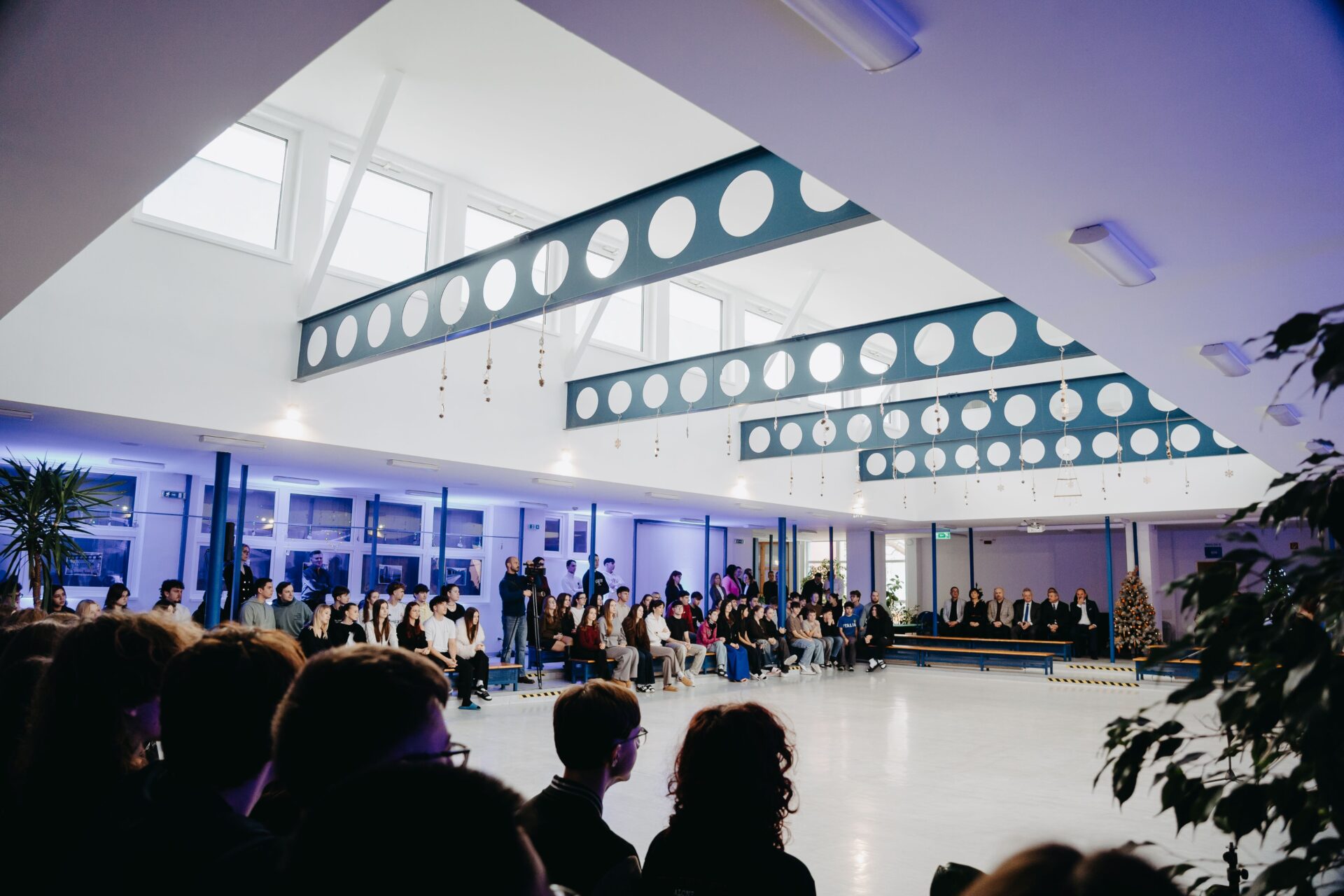 Átrium župného gymnázia v Dunajskej Strede prešlo modernizáciou. Nová strecha prinesie študentom pohodlné a bezpečné priestory