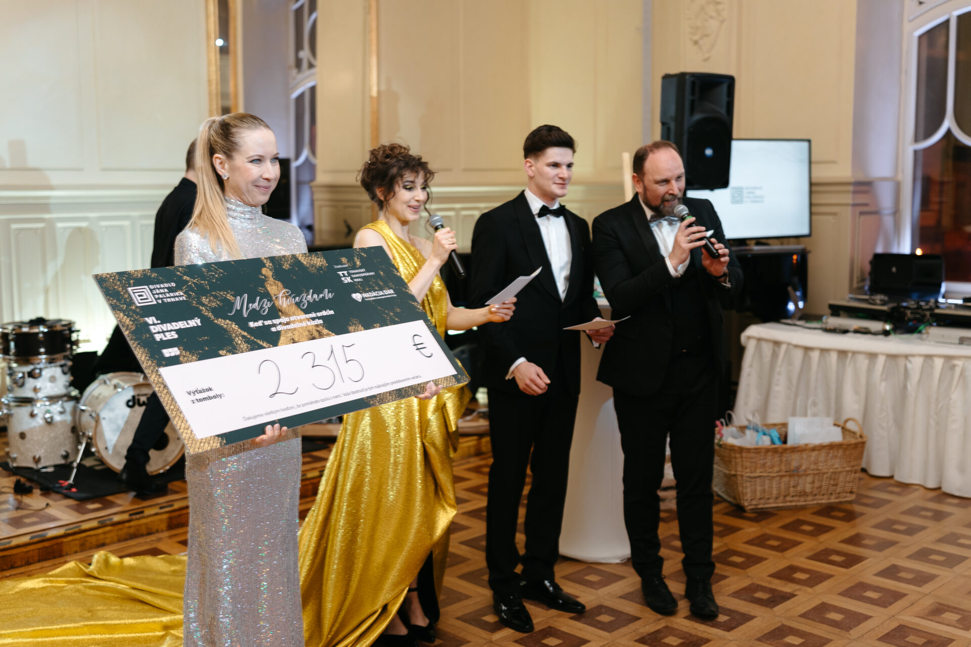 Výťažok zo župného plesu v Divadle Jána Palárika pomôže ľuďom v ťažkých životných situáciách