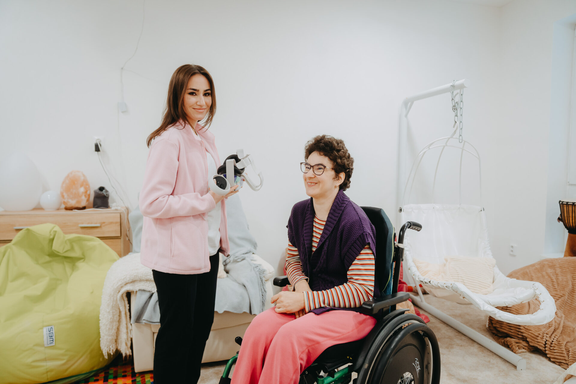 Trnavská župa prináša budúcnosť do sociálnych služieb: Virtuálna realita pomáha opatrovateľkám aj klientom v Skalici a Košútoch