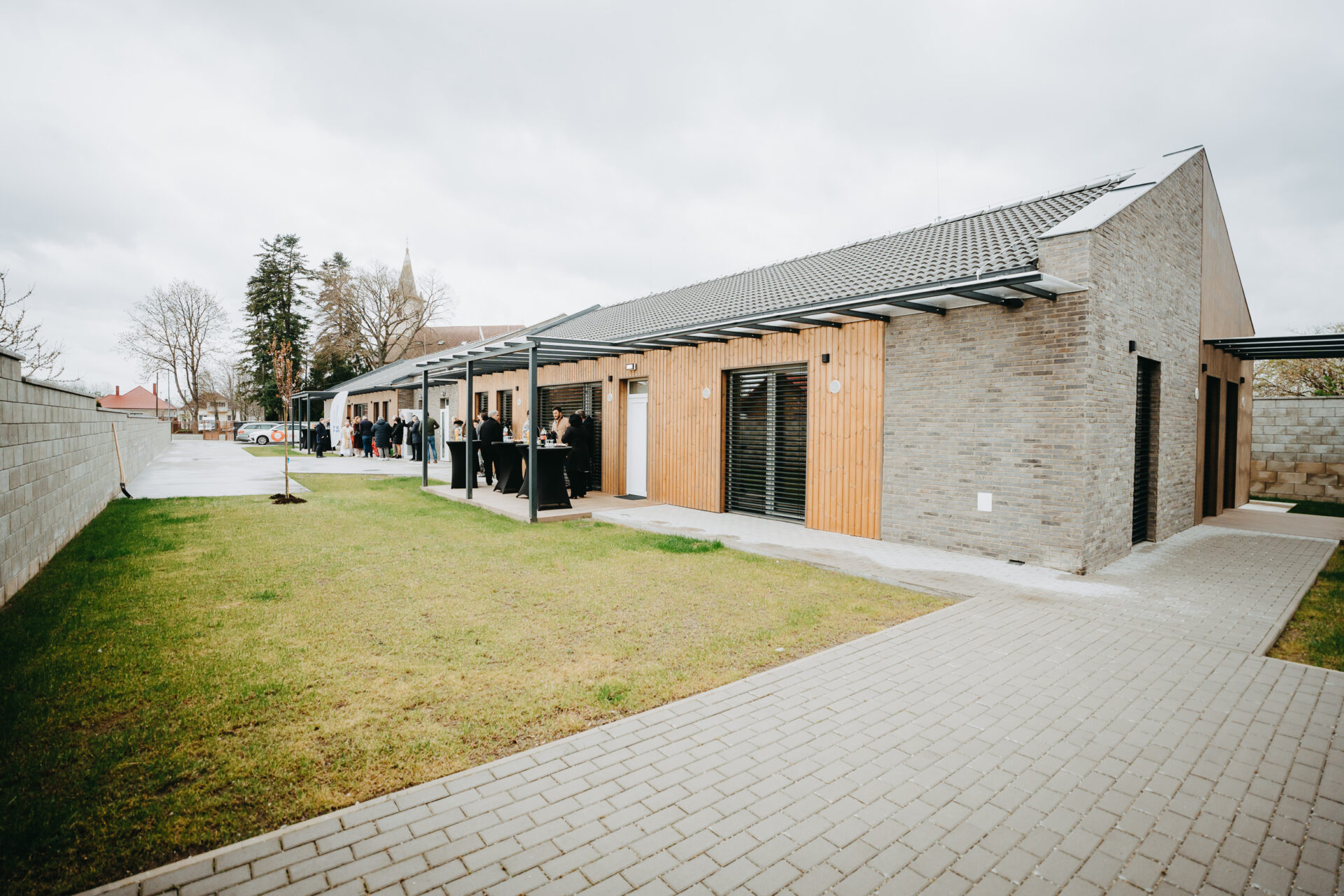 Župa otvorila nové bývanie v Medveďove: Klienti vymenia veľkokapacitné zariadenia za domov rodinného typu