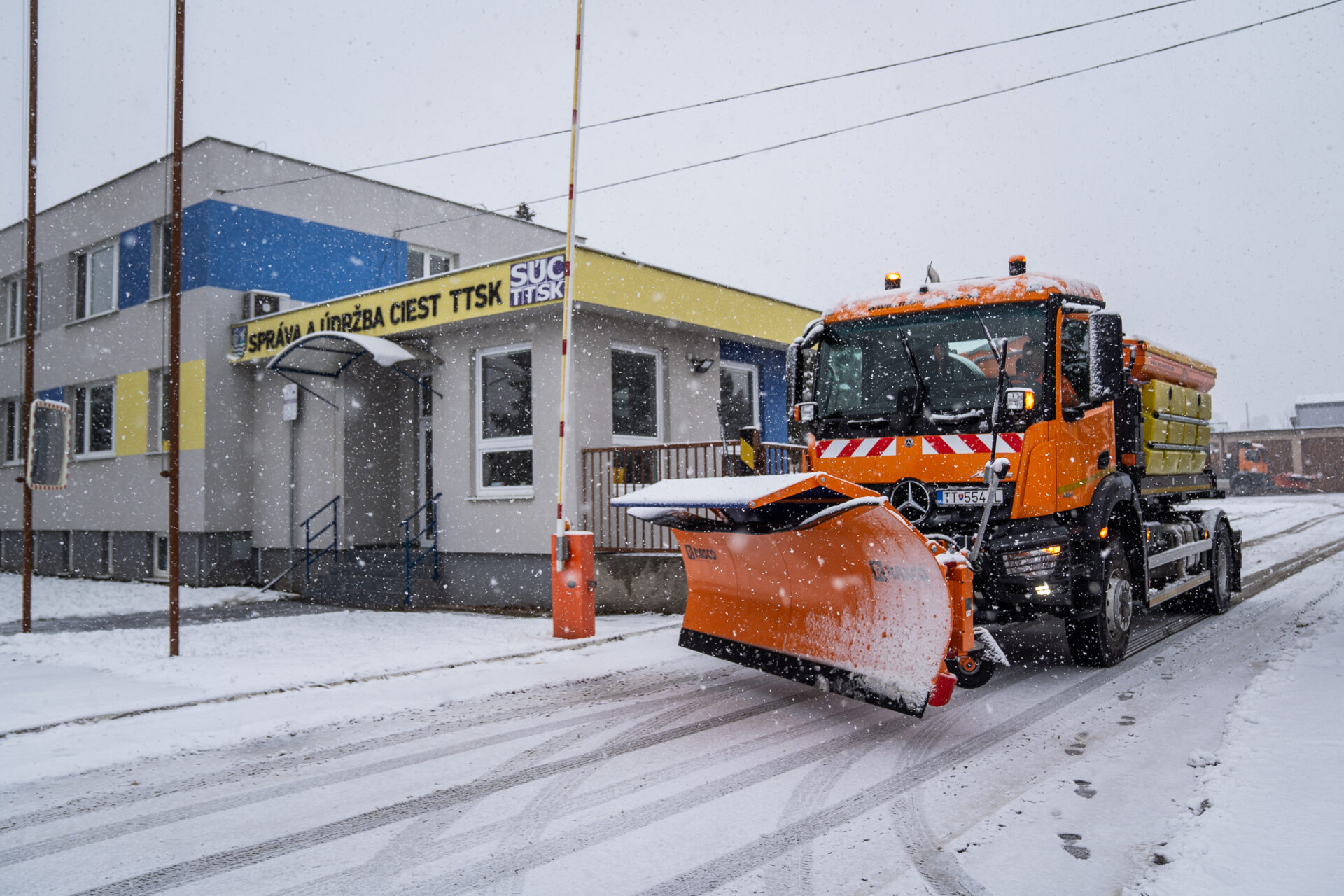 Zimná údržba v Trnavskom kraji patrila k najnáročnejším za poslednú dekádu, župní cestári v práci pokračujú opravami výtlkov a úpravou okolia ciest