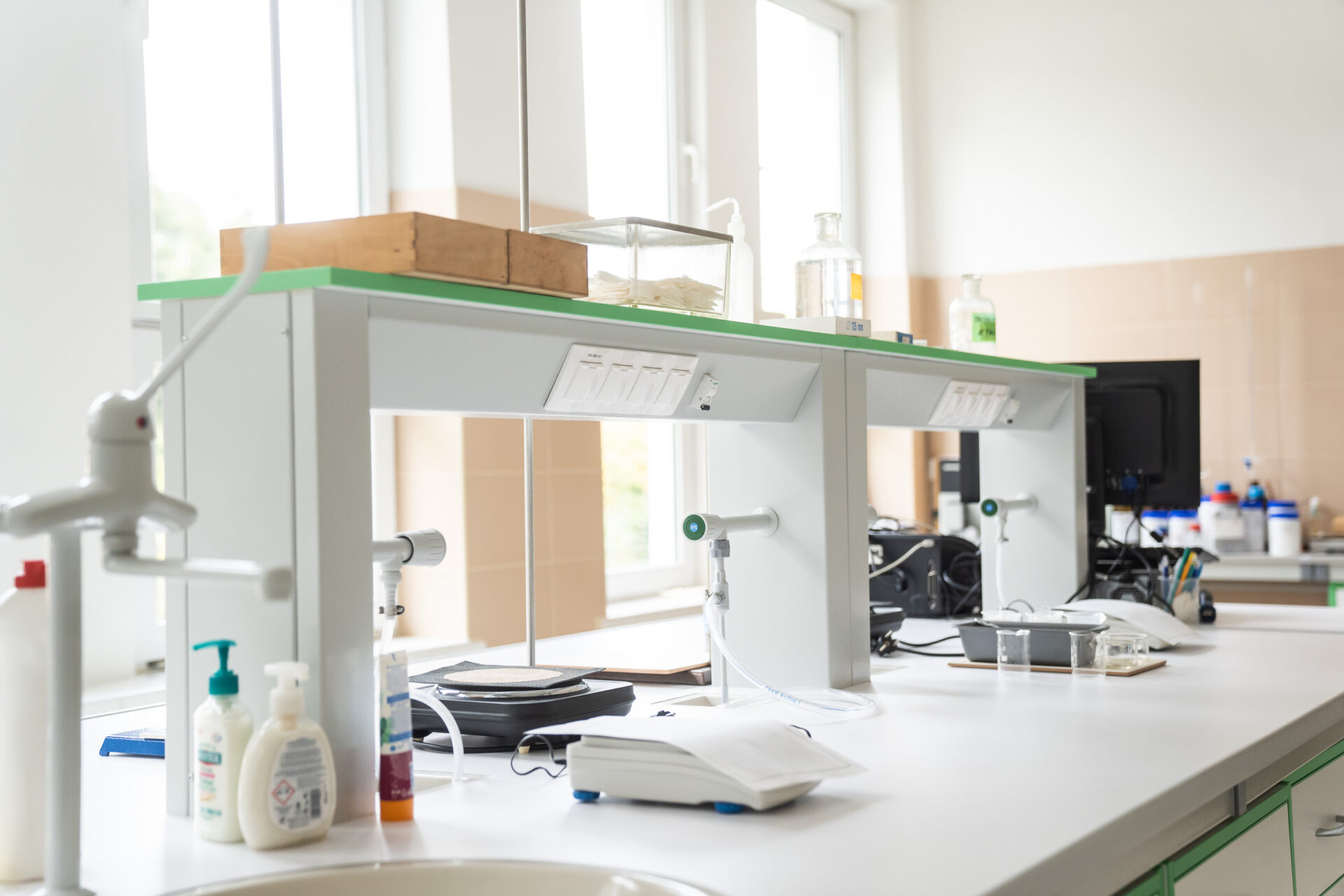 Trnavská župa investuje do modernizácie škôl vyše pol milióna eur, v okrese Piešťany kompletne zrekonštruuje školské laboratóriá