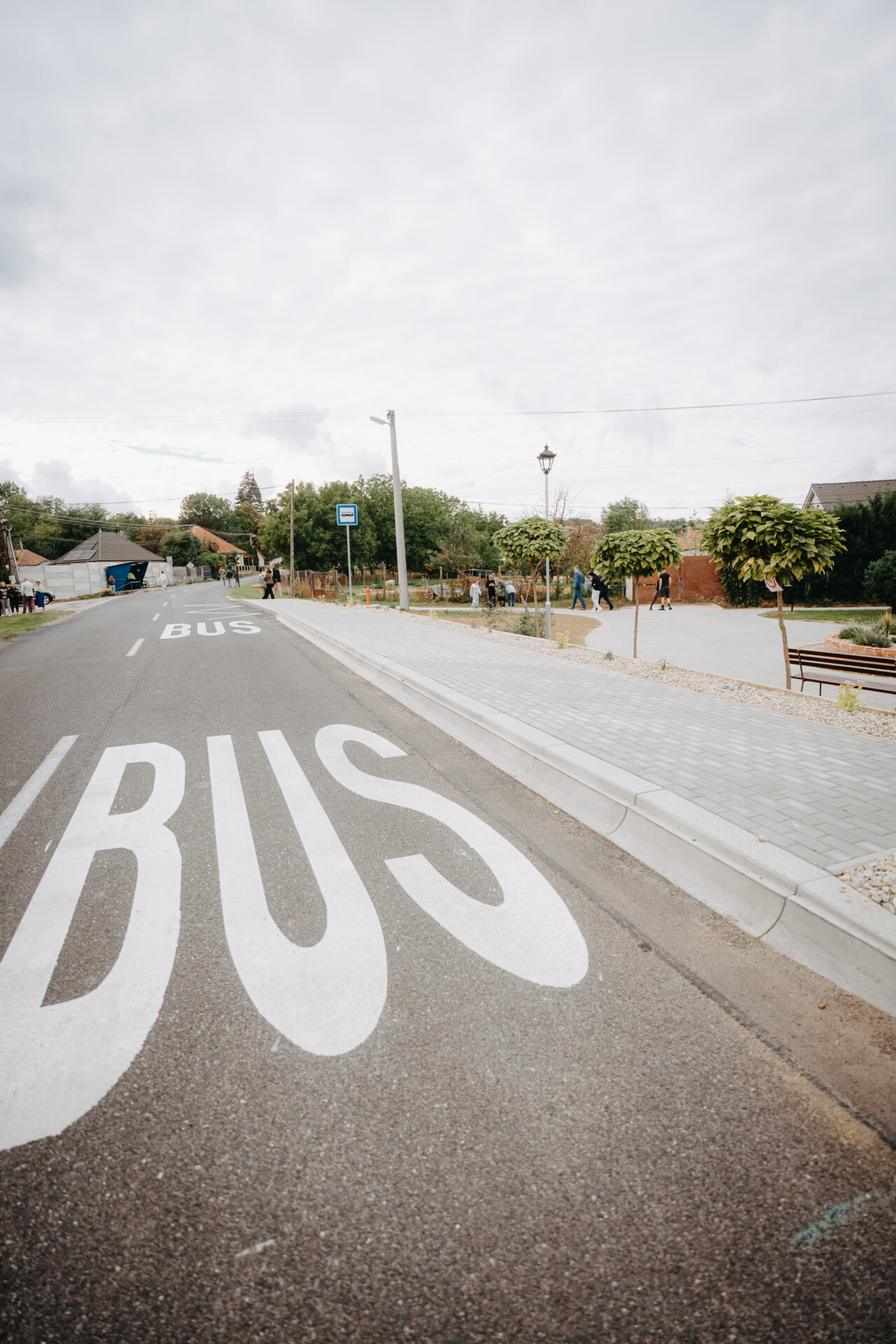 Deti a cestujúci už nebudú vystupovať priamo pri ceste. Župa zafinancovala novú autobusovú zastávku v Sasinkove