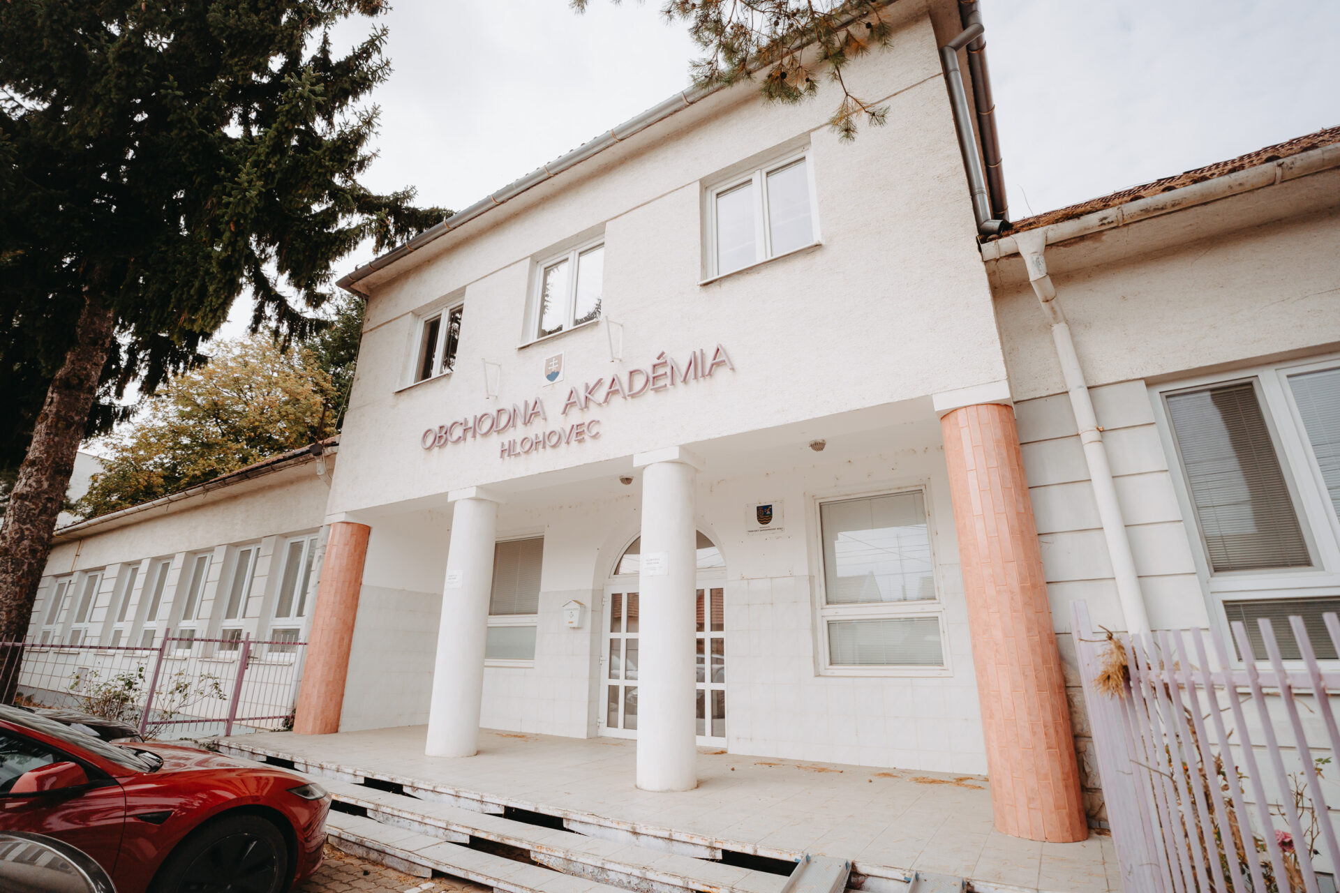 Župa opäť vyhlásila obstarávanie v Hlohovci. Budova bývalej obchodnej akadémie prinesie nové ambulancie aj domov sociálnych služieb
